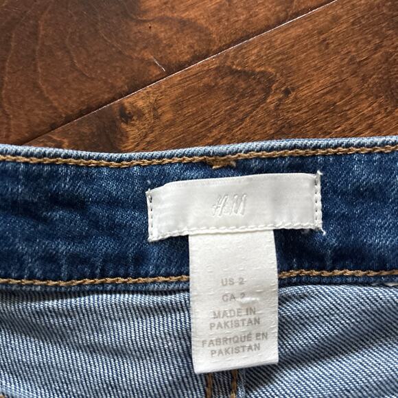 H&M Size 2 High‎ Rise Frayed Hem Cut Off Jean Shorts Medium Wash Denim Blue - Picture 3 of 7